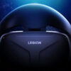 لنوو از هدست واقعیت مجازی Legion VR700 رونمایی کرد هدست واقعیت مجازی لنوو Legion VR700 از چیپست کوالکام Snapdragon XR2 به همراه 8 گیگابایت رم و 256 گیگابایت حافظه داخلی بهره میبرد. VR700 به یک نمایشگر LCD مجهز شده که از ویژگیهایی مانند حداکثر وضوح 1920 در 3665 پیکسل و نرخ تازهسازی تصویر 72/90 هرتز پشتیبانی میکند. از نظر طراحی، این هدستها شبیه سری هدفونهای Lenovo Rescuer هستند که البته عملکرد بهتری دارند. پهنای باند ویدیویی دستگاه به میزان قابل توجهی افزایش یافته و علاوه بر این، سرعت عملکرد هوش مصنوعی هدست واقعیتمجازی جدید لنوو 11 برابر و وضوح آن 10 برابر افزایش یافته است. به گفته لنوو، وزن بخش جلو و عقب دستگاه با دقت بهینهسازی شده که با این وجود، کاربران مشکلی با استفاده طولانیمدت از آن نخواهند داشت. ماسک عریض و نرم دستگاه نیز تجربهای طبیعی و راحت را به کاربران ارائه میکند. علاوه بر این، VR700 از پخش سیمی و بیسیم پشتیبانی میکند. نمایشگر 4K RealRGB داخلی Legion VR700 نیز سرعت پاسخگویی بسیار خوبی دارد. لنوو همچنین برای دستیابی به موقعیتیابی دقیق در سطح میلیمتر، سرعت مقداردهی ابتدایی در سطح میلی ثانیه و سرعت تاخیر در سطح میلی ثانیه برای شناسایی دقیق حرکات بدن، در هدست VR700 از طراحی 6DoF (شش درجه آزادی: آزادی حرکت یک جسم در فضای سهبعدی) استفاده کرده است.